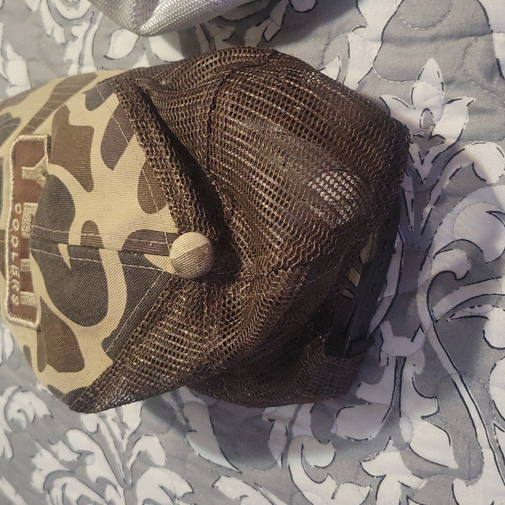 Yeti Camouflage Hat/ An Array Black With White Pin - image 4